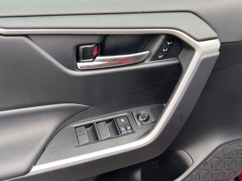 Used 2020 Toyota RAV4 XLE Premium image 16