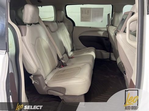Used 2020 Chrysler Pacifica Touring-L Plus image 16