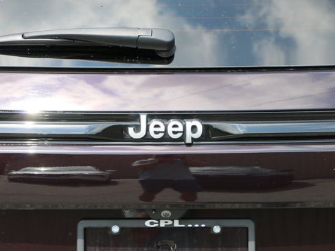 Used 2023 Jeep Grand Cherokee Summit AWD/4WD image 5