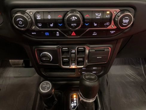 Used 2023 Jeep Wrangler Unlimited w/ Sun & Screen Package image 37