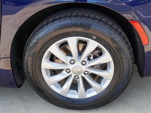 Used 2018 Chrysler Pacifica Touring-L FWD image 13