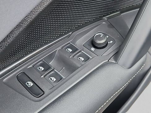 Certified 2026 Volkswagen Tiguan SE AWD/4WD image 18