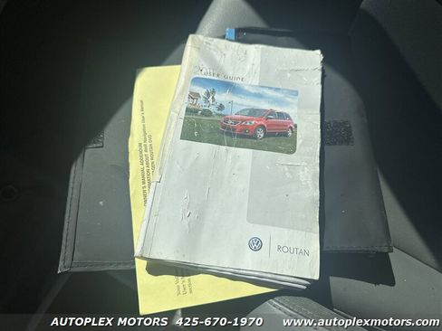 Used 2011 Volkswagen Routan SE image 32