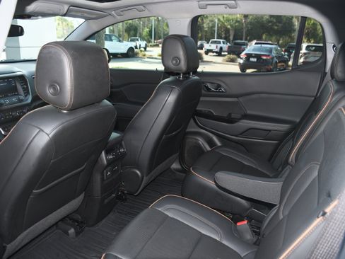 Used 2022 GMC Acadia AT4 w/ Technology Package image 17