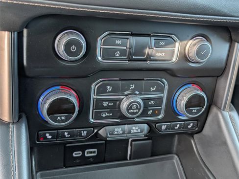 Used 2023 Chevrolet Suburban High Country w/ Advanced Technology Package AWD/4WD image 32