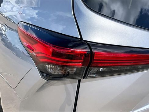 Used 2023 Toyota Highlander XLE AWD/4WD image 29
