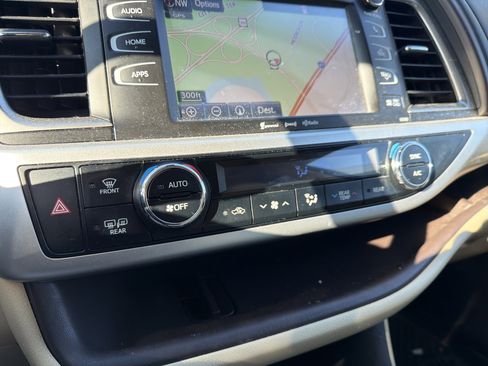 Used 2019 Toyota Highlander XLE image 22