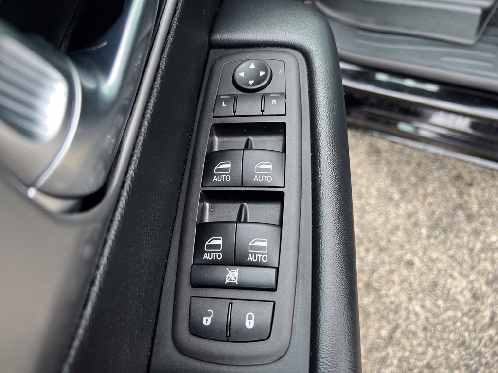 Used 2025 Chrysler Pacifica Select FWD image 28
