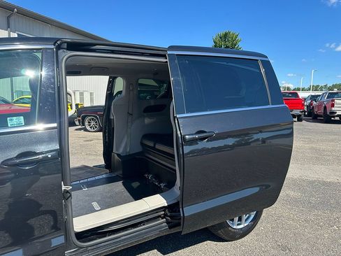 Used 2023 Chrysler Pacifica Touring-L FWD image 37