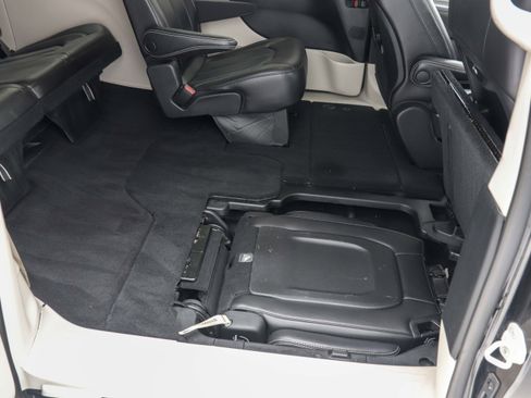 Used 2023 Chrysler Pacifica Touring-L FWD image 17