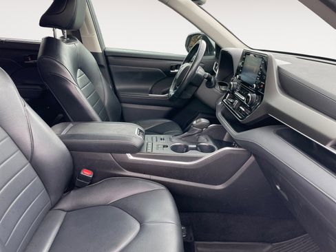 Used 2022 Toyota Highlander XLE image 19