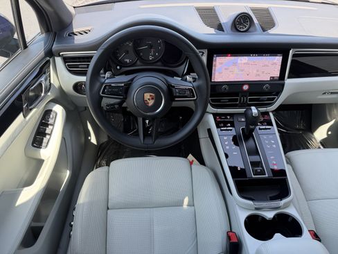 Certified 2023 Porsche Macan AWD/4WD image 18