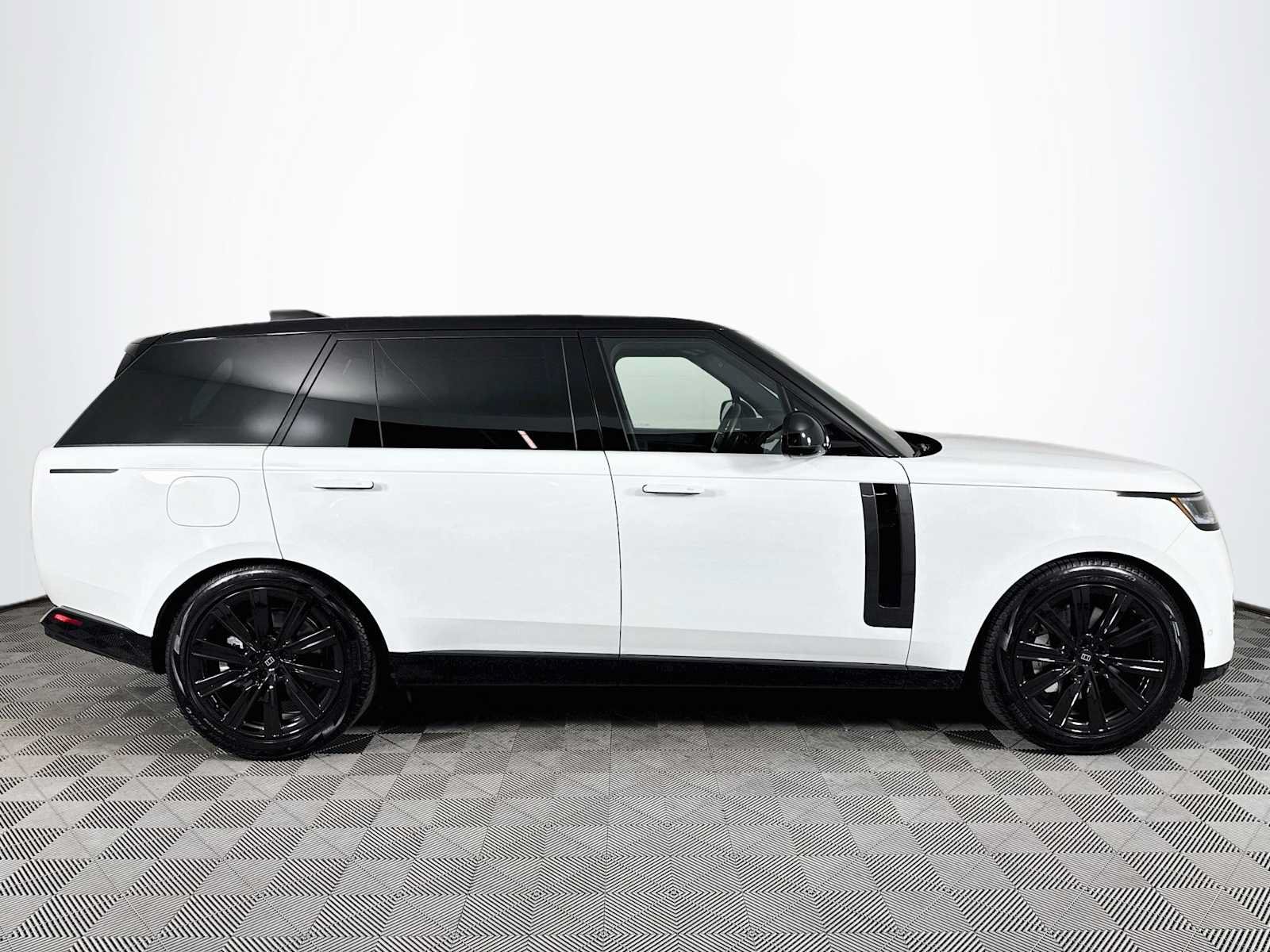 New 2027 Land Rover Range Rover Long Wheelbase SE AWD/4WD image 4