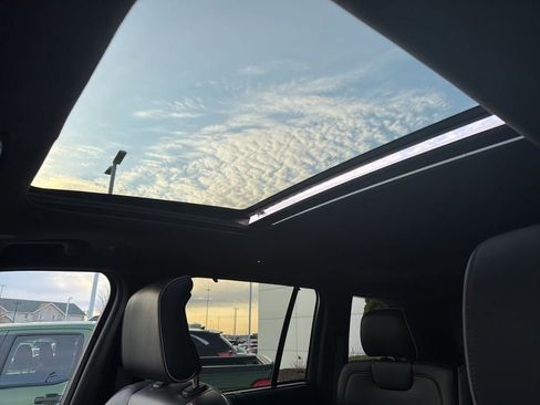 Used 2022 Jeep Grand Cherokee Summit AWD/4WD image 9