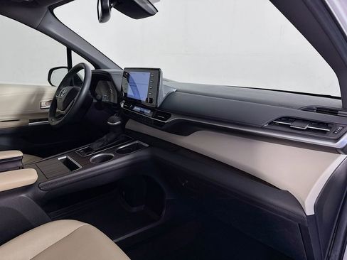 Used 2024 Toyota Sienna XLE image 32