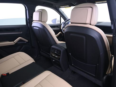 Certified 2025 Porsche Cayenne AWD/4WD image 17