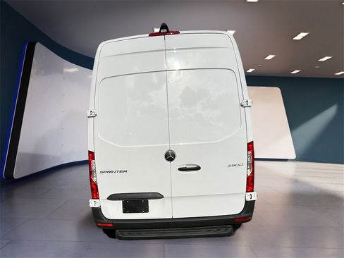 Used 2025 Mercedes-Benz Sprinter 2500 image 3