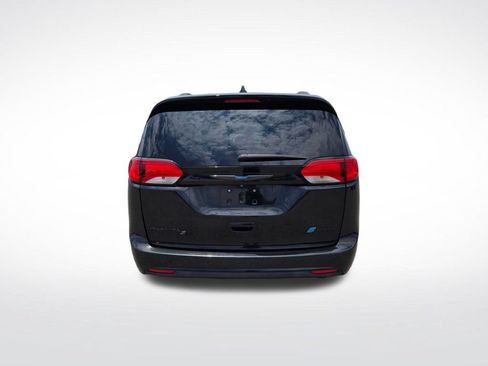 Used 2019 Chrysler Pacifica Limited w/ Advanced Safetytec Group FWD image 8