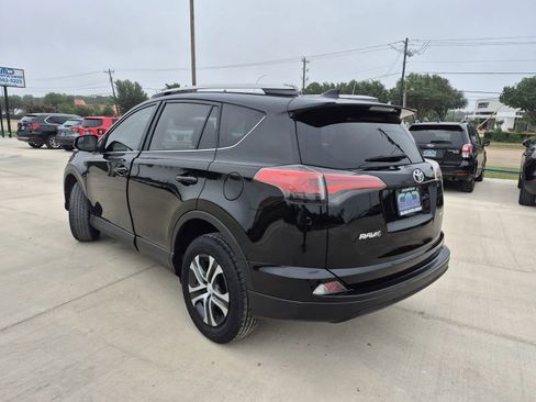 Used 2018 Toyota RAV4 LE FWD image 8