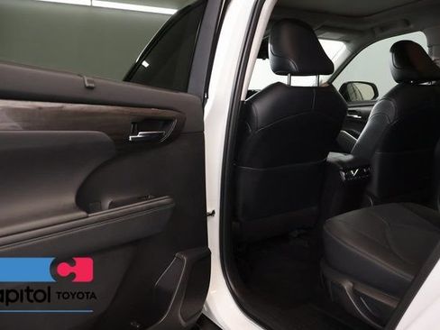 Certified 2024 Toyota Highlander Platinum AWD/4WD image 30