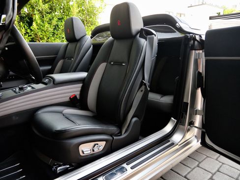 Used 2021 Rolls-Royce Dawn RWD image 9