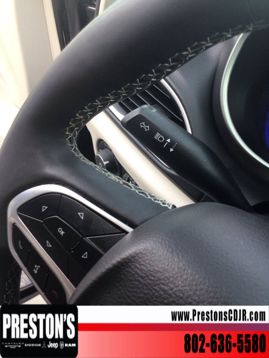 Used 2024 Chrysler Pacifica Touring-L FWD image 12