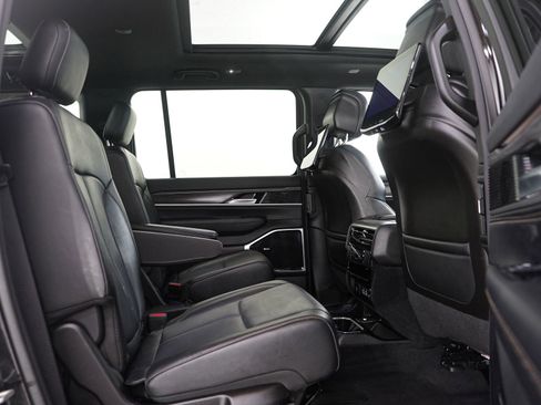 Used 2024 Jeep Wagoneer Series III w/ Premium Group I image 12