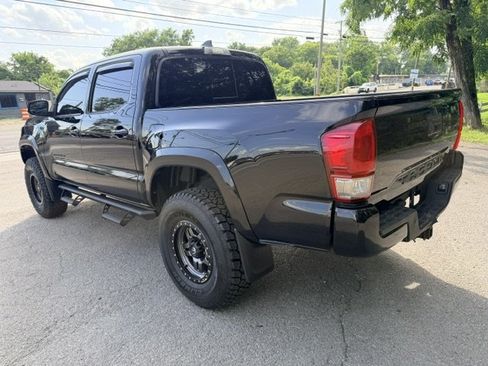 Used 2017 Toyota Tacoma TRD Sport w/ Tow Package AWD/4WD image 7