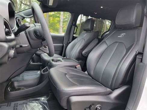 Certified 2024 Chrysler Pacifica Touring-L w/ S Appearance Package image 20