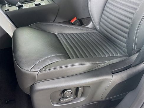 New 2026 Land Rover Discovery Dynamic SE image 22