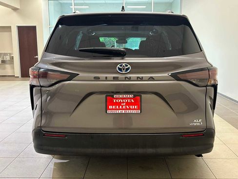 Used 2023 Toyota Sienna XLE FWD image 5