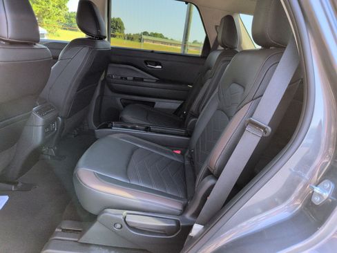 Used 2025 Nissan Pathfinder Platinum FWD image 31