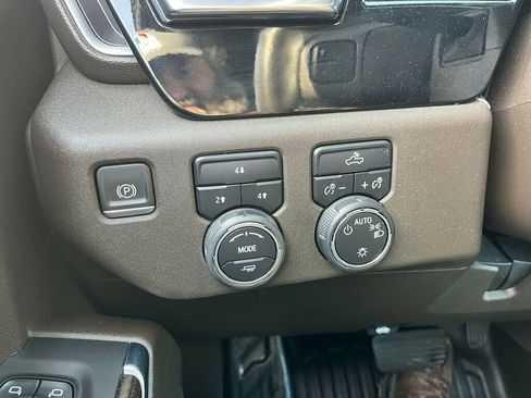 Used 2024 Chevrolet Silverado 2500 LT w/ Z71 Off-Road Package image 31