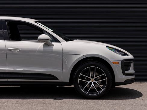 Certified 2025 Porsche Macan Base image 9