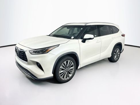 Used 2021 Toyota Highlander Platinum FWD image 3