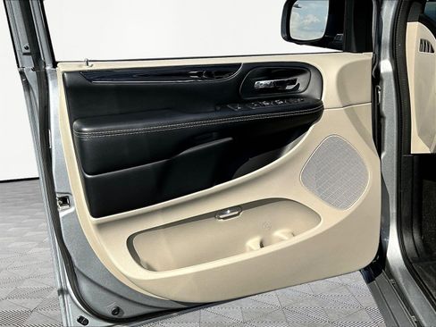 Used 2020 Dodge Grand Caravan SXT FWD image 20