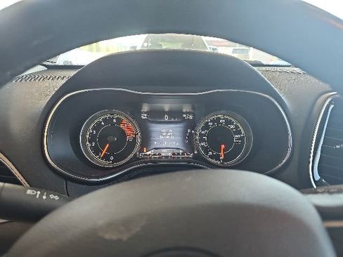 Used 2019 Jeep Cherokee Limited w/ Luxury Group AWD/4WD image 5