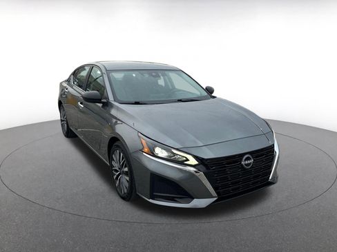 Used 2025 Nissan Altima 2.5 SV image 1