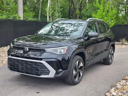 New 2026 Volkswagen Taos SE AWD/4WD image 1