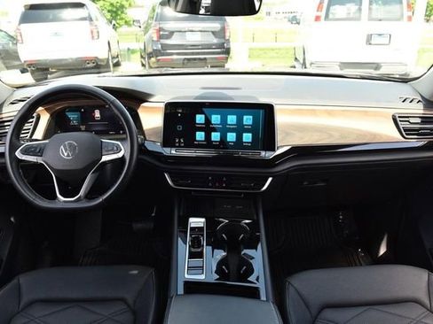 Certified 2025 Volkswagen Atlas SE FWD image 7