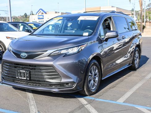 Certified 2023 Toyota Sienna LE w/ LE Plus Package FWD image 17