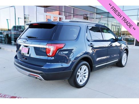 Used 2017 Ford Explorer XLT w/ Equipment Group 201A image 8