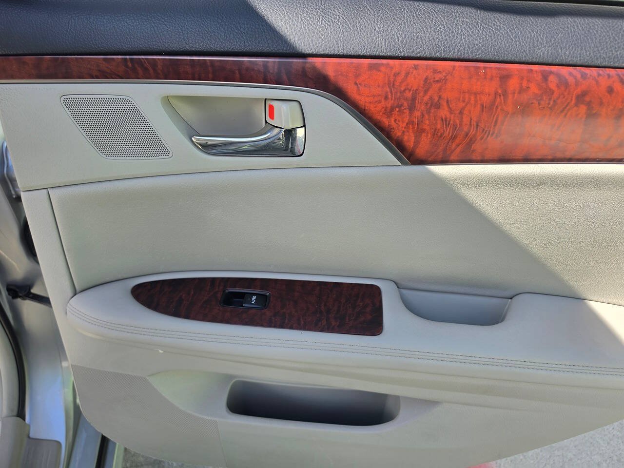 Used 2011 Toyota Avalon Limited FWD image 26