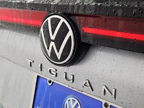 New 2025 Volkswagen Tiguan SE image 12