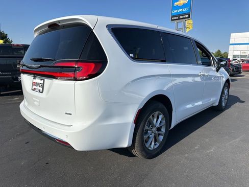 New 2026 Chrysler Pacifica Select AWD/4WD image 10