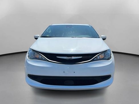 Used 2023 Chrysler Voyager LX FWD image 3