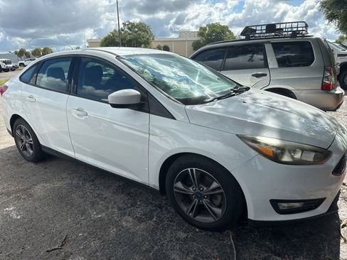Used 2018 Ford Focus SE w/ SE Appearance Package FWD image 8