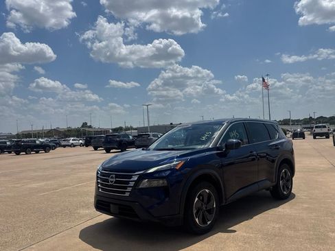 Used 2025 Nissan Rogue SV AWD/4WD image 8