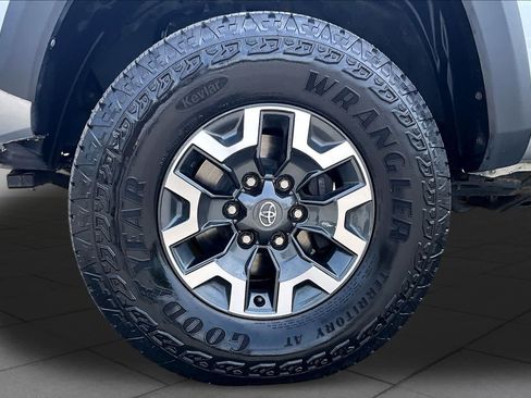 Used 2021 Toyota Tacoma TRD Off-Road w/ Technology Package AWD/4WD image 11