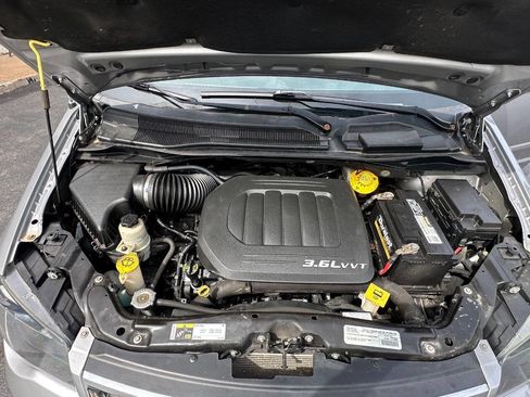 Used 2015 Chrysler Town & Country S FWD image 25